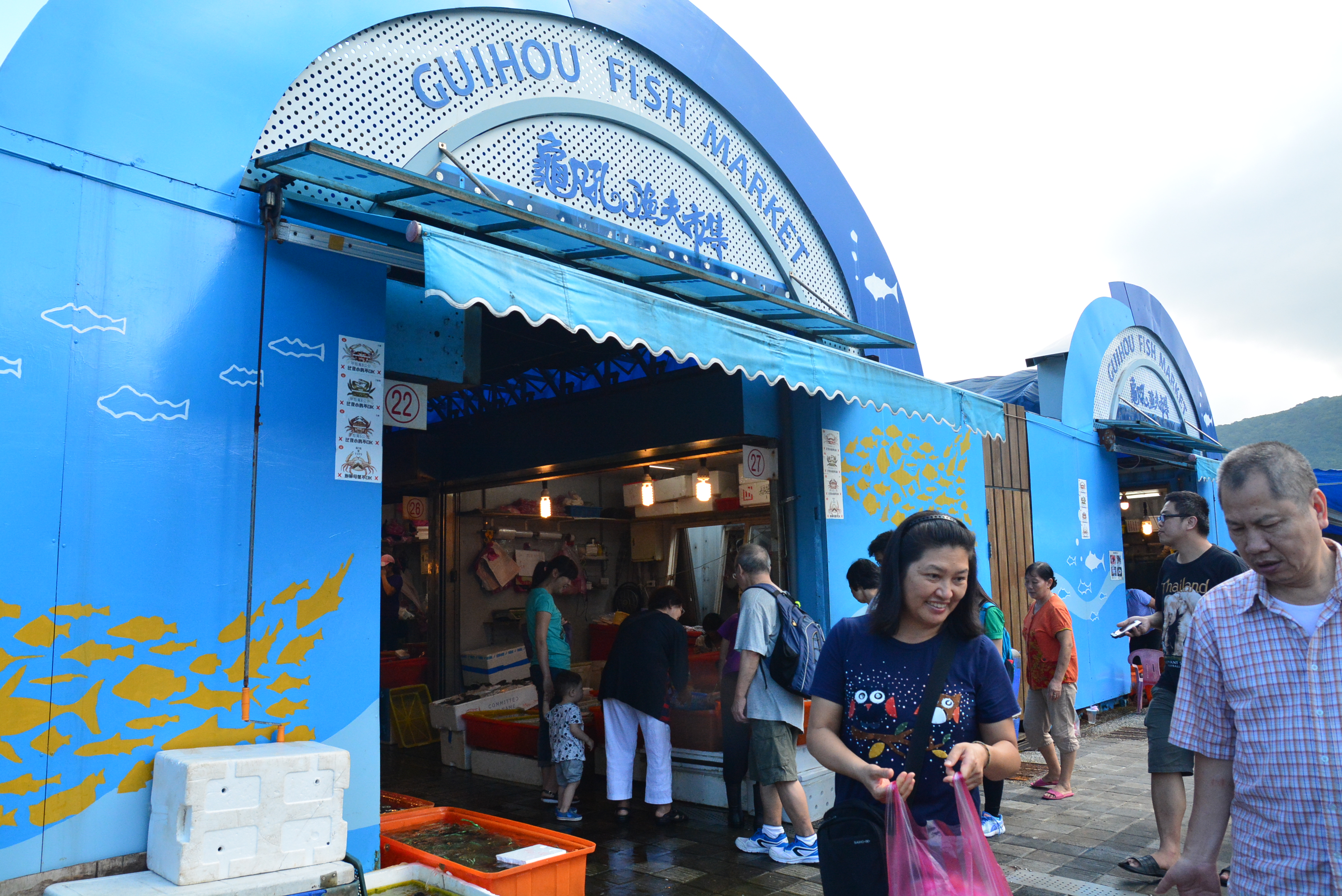 Guihou Fishermen Market is a good place for tasting fresh seafood in North Coast