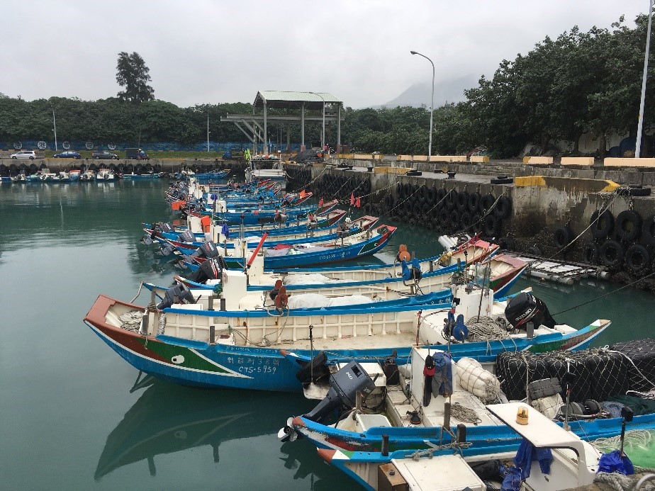 下罟子漁港碼頭屬直立岸壁型式，潮差約4公尺，造成漁民作業不便。