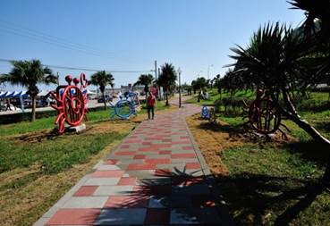 萬里漁港周邊，添增地方特色裝置藝術與方便行走人行道