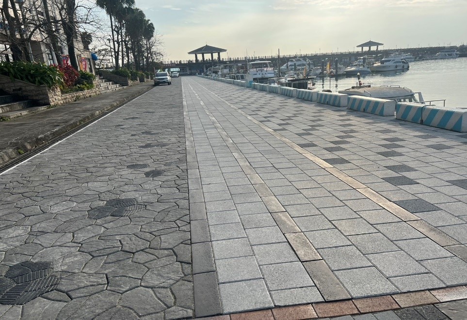施工後改善港區碼頭路面塌陷及破損部分，並透過不同材質及造型地磚提升港區整體景觀。