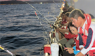 民眾於漁船船邊進行海釣休閒漁業體驗遊程