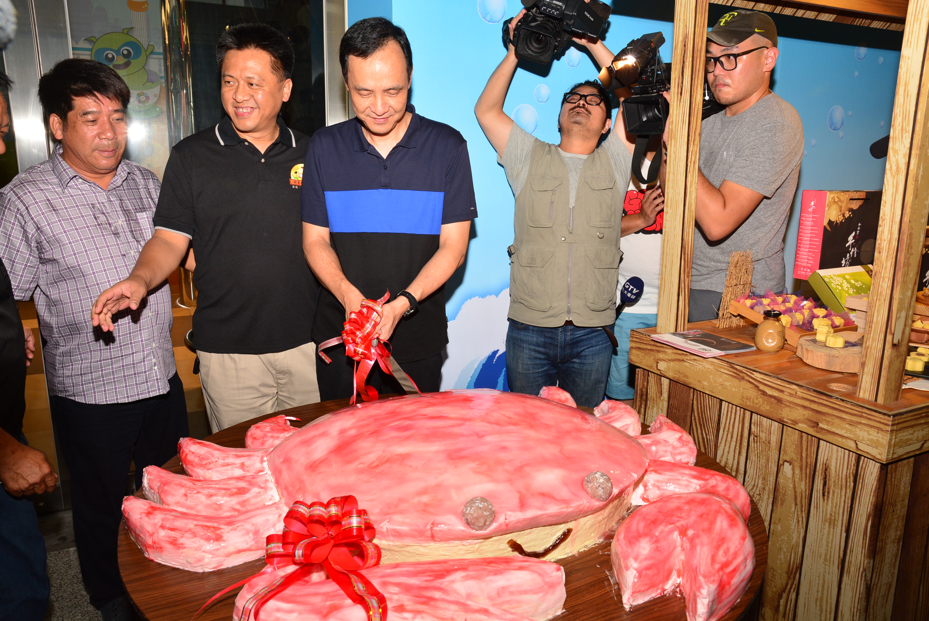 Mayor Chu cuts the birthday cake made of Wanli crab with everyone